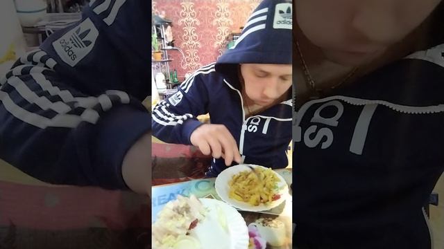 картошка жареная, и сало с чесноком и луком! мням!