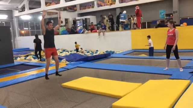 Учусь делать сальто ) FlyPark