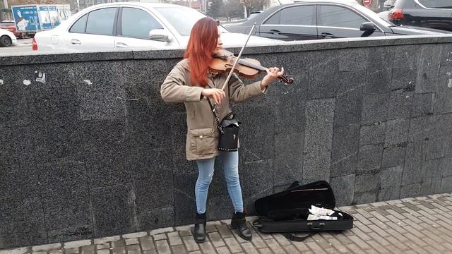 Снимаю девочку играющею на скрипке Оушен Плаза Киев