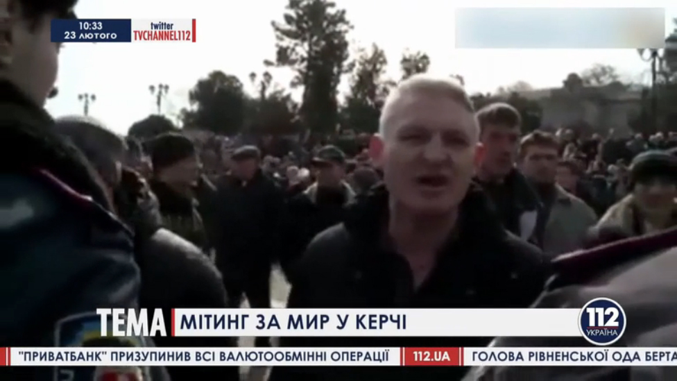 Бьют противников  на митинге в Керчи - менты не реагируют