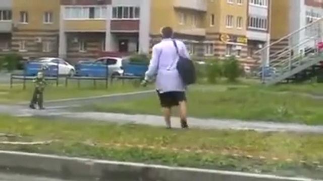 Когда нет мамы рядом:-) Ему повезло:D