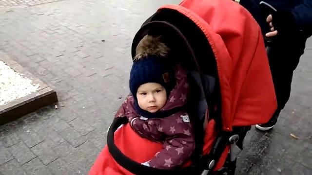 Соня гуляет с папой. 23.12.2017