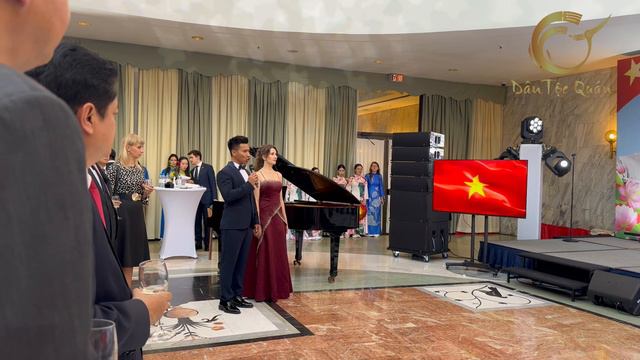 𝘿𝙖̂𝙣 𝙏𝙤̣̂𝙘 𝙌𝙪𝙖́𝙣 Phục Vụ Tiệc 02/09