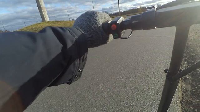 Езда на электросамокате Kugoo M2 в пригороде. Коттеджный поселок