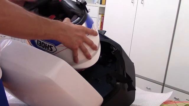 Stivaggio Di Uno Shoei Gt-Air Nella Valigia Laterale Sinistra (29l) - Honda VFR800F Rc79