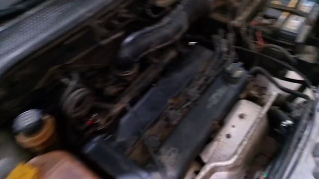 Ford Focus 2002 Acelerando sozinho? Saiba como resolver o problema.