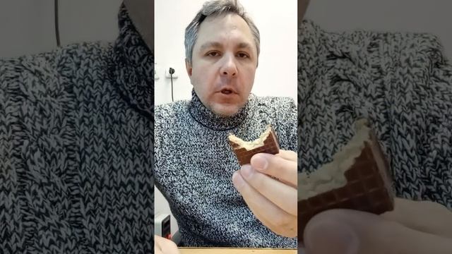 ASMR. КУШАЮ ШОКОЛАДНЫЕ ВАФЛИ КОРОВКА