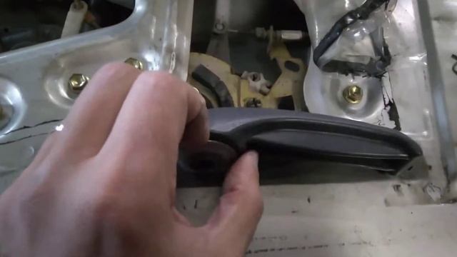 Ремонт дверей: снятие обшивки и замена ручек