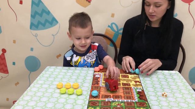 Играем с Бобом в настольную игру  Беги поросенокбеги!!