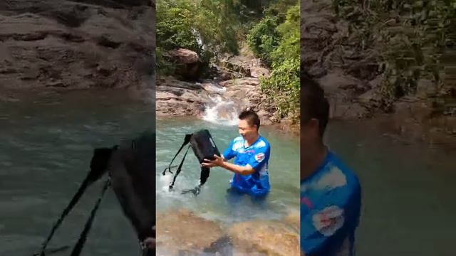 At present, the best portable waterproof camera bag has one camera and two mirrors