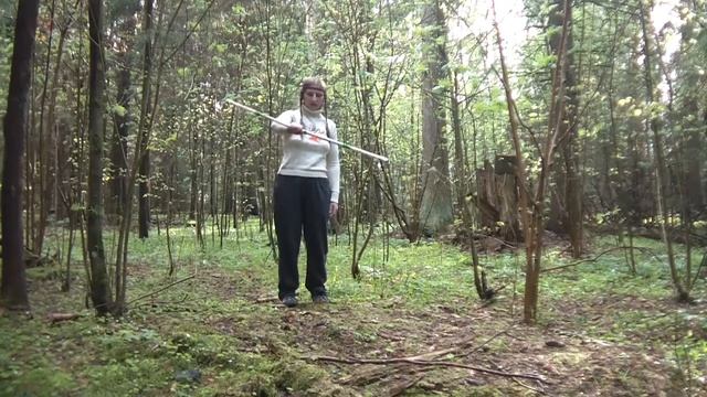 горизонтальные восьмерки палкой, туризм в лесу