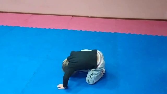 Кувырок вперёд Яшка освоил в совершенстве