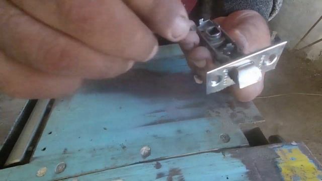 Ремонт дверей: снятие обшивки и замена ручек