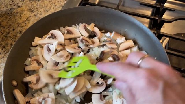 252. Куриные рулетики с грибами, запеченные в духовке.