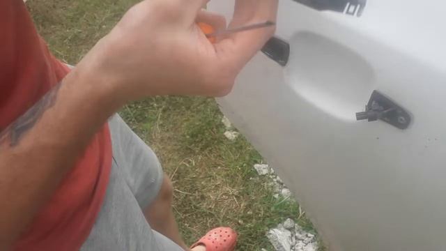 Ремонт дверей: снятие обшивки и замена ручек