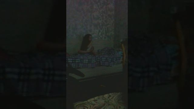 сестра грызёт ногти на ногах