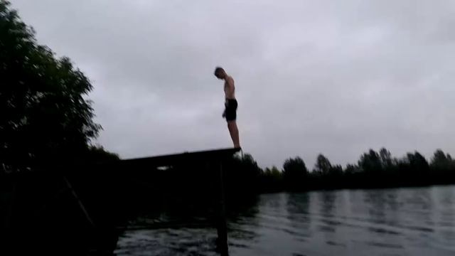 Сальто назад(чуть головой не ударился!!!!!!)