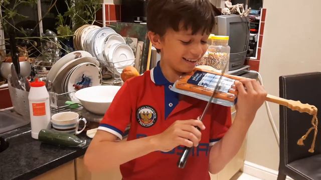 Spiccato And Detache On Violin-sausages Joke Скрипач балуется - Штрих деташе и спикато на сосисках.