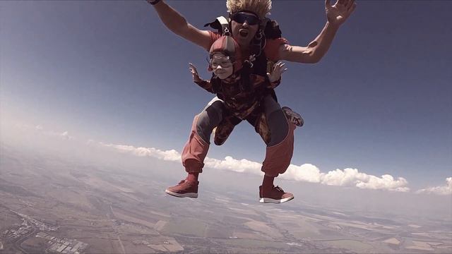 Дети прыгают с парашютом / Children Jump With A Parachute