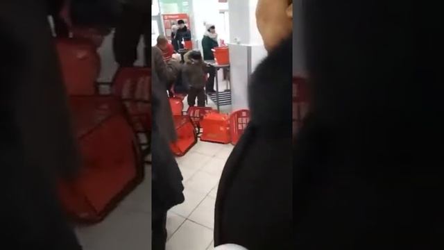 Я же мать и ее ребенок в магазине