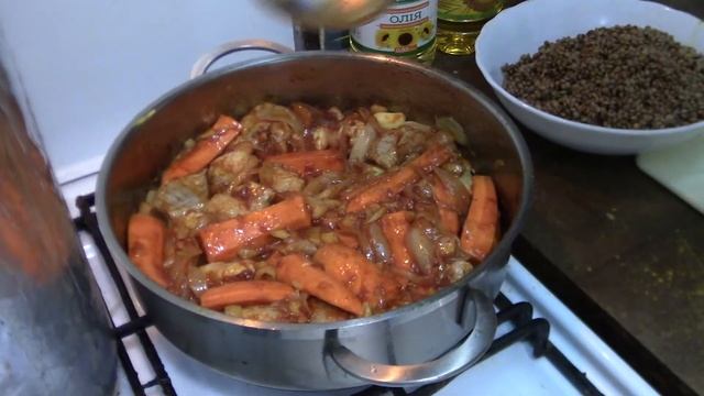 Зеленая чечевица с мясом и овощами