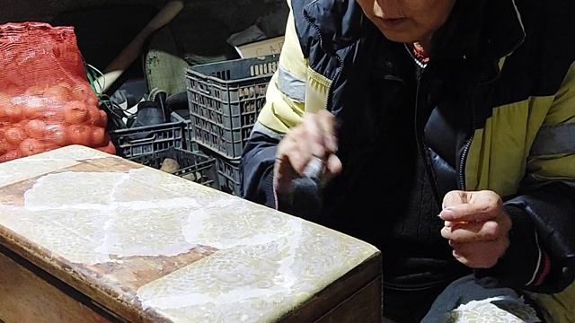 Сижу в подвале. Декупаж старого чемоданчика.