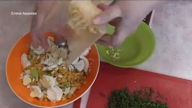 Салат с пекинской капусты колбасой и крабовым мясом
