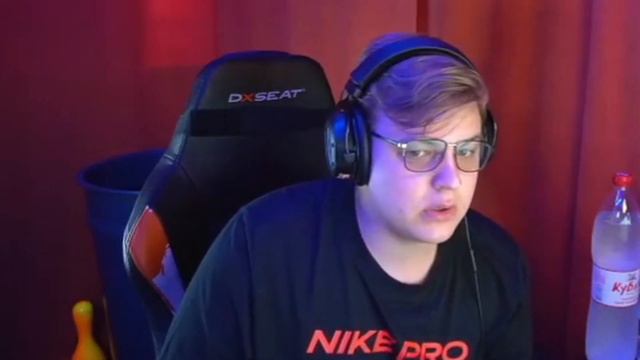 У Пятёрки заболело яйцо прямо на улице (Нарезка Фуга ТВ)