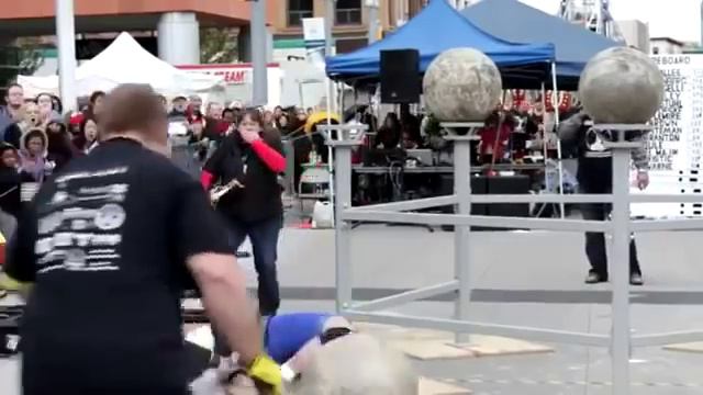 Силач не удержал шар