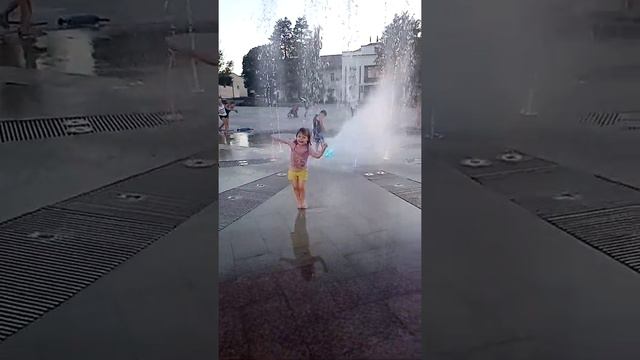 #купание в фонтане