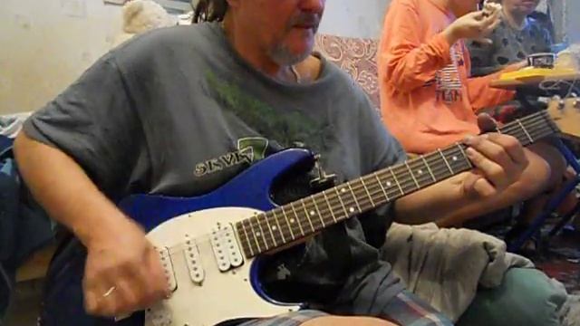 босые ноги возле камней