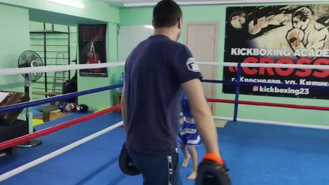 Рамир работает на лапах, кикбоксинг Краснодар.