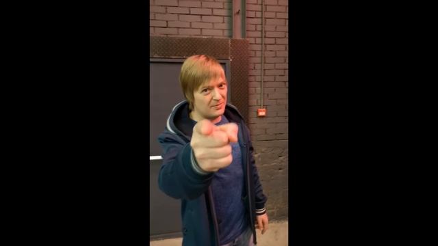 Он смотрит ГОЛОС ВАСИ