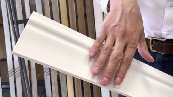 Плинтус из полистирола высокой плотности HI WOOD B100 98мм х 13мм х 2,0м.