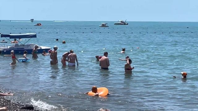 Сочи Лазаревское сегодня 4.07.2022 волны ? уже нет но вода ? все еще холодная, но купаться хочется