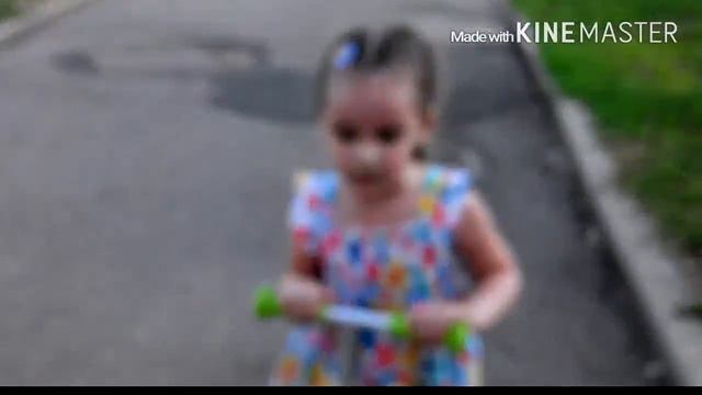 Видео для детей.Гуляем в парке, катаемся на самокате.