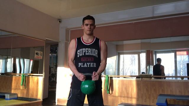 Подъем гири на бицепс