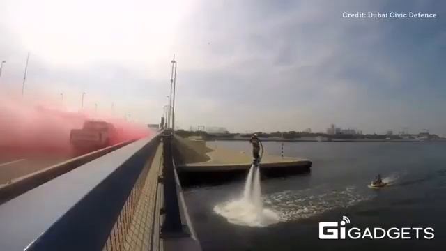 Пожарные в Дубае борятся с пламенем на флайбордах