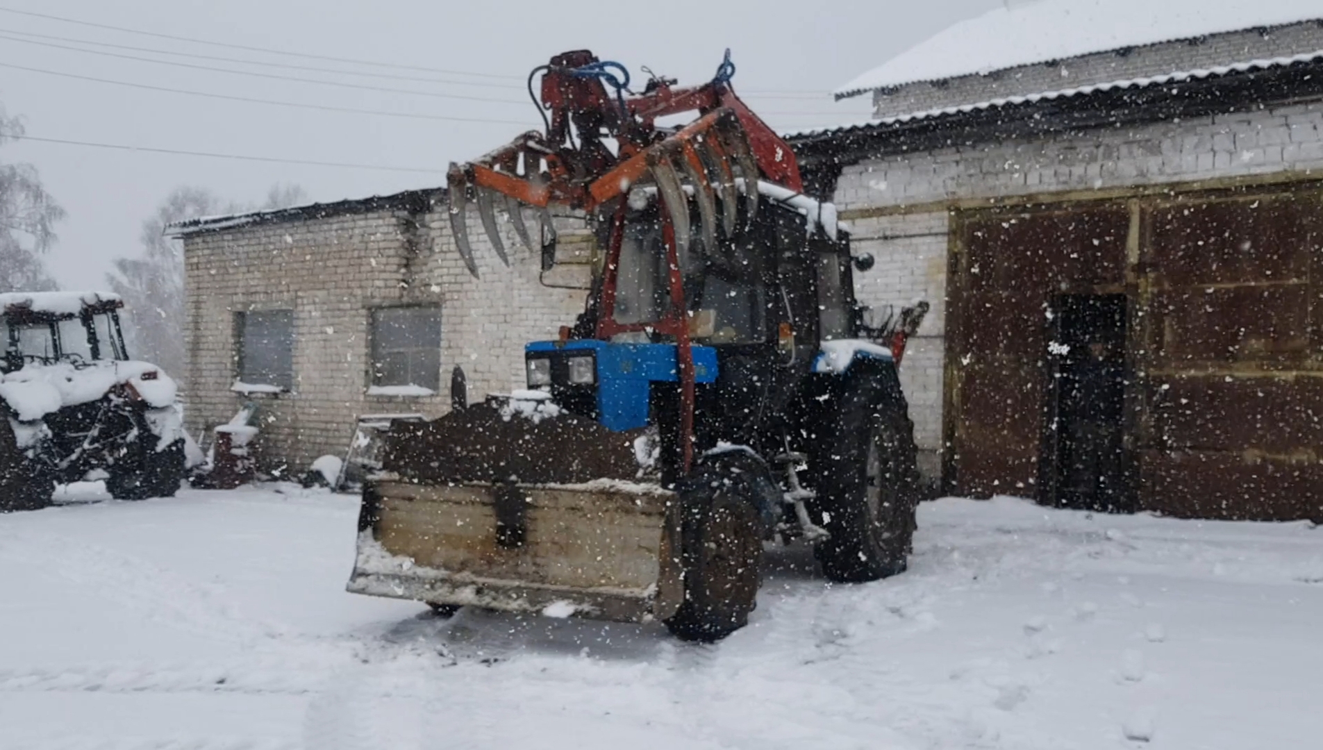 Аномальны снегопад в апреле! Купили новый распределитель и НШ-10 в МТЗ 80.1   тягаем навоз