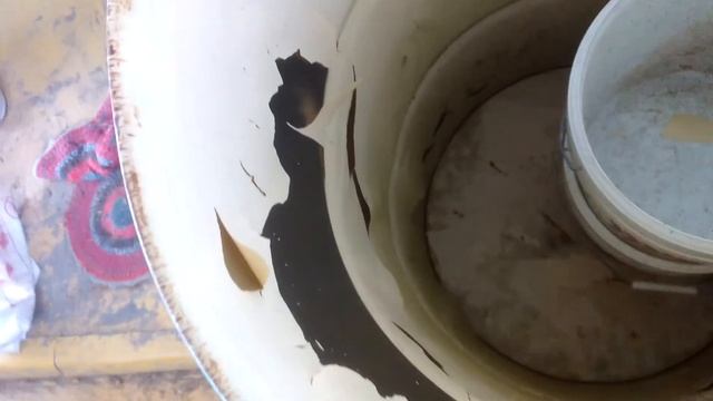 Дача  Странное дело  краска в бочке почему то отстала ! ?