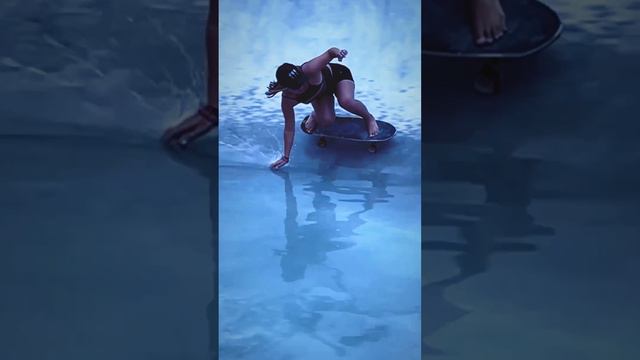 На сёрфскейте по затопленному пулу