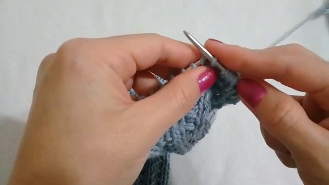 ВЕСЕННЯЯ ШАПОЧКА ДЛЯ НОВОРОЖДЕННОГО СПИЦАМИ С ОБЪЕМНЫМ УЗОРОМ