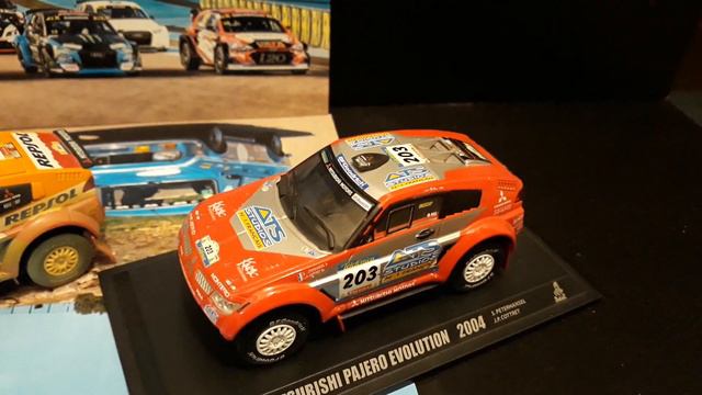 1:43 Collection Car DIORAMA MITSUBISHI PAJERO 4x4 RALLY PARIS DACAR 2004 2006