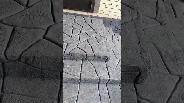 Темный цоколь из артбетона.