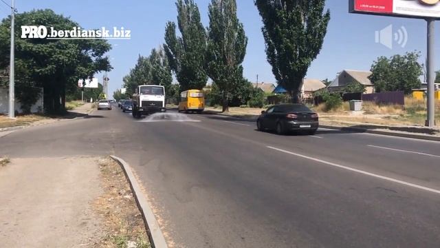 Чтобы было не так жарко, коммунальщики поливают улицы Бердянска