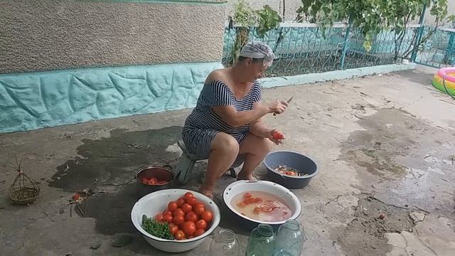крутим с мамой помидоры
