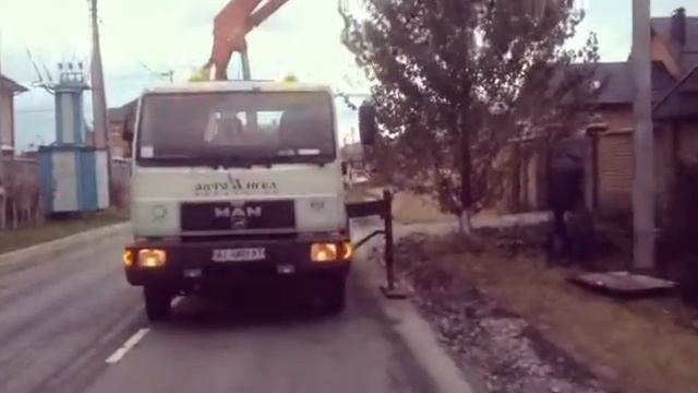 Манипулятор устанавливает електростолб