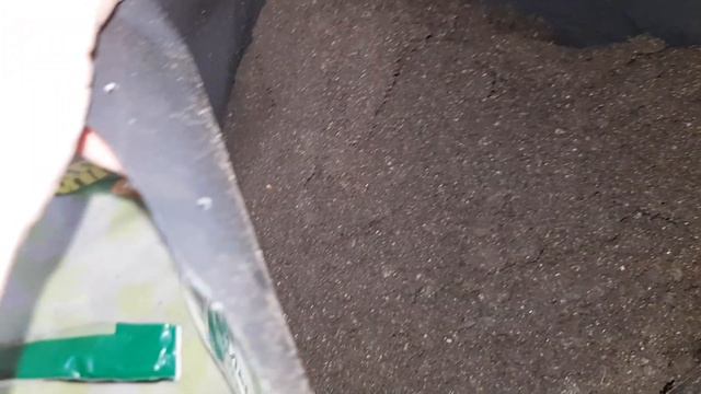 Земельный вопрос. Сравниваем грунт на глаз, на нюх и вкус :)