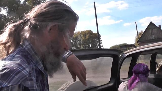 Арбуз принесли.   Мёд привезли.  Пчёлы прилетели под пол.  08. 09. 2016