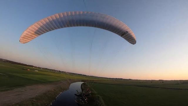 A quick demo flying the Starseed X and APCO Lift EZ-R at Torland Airfield